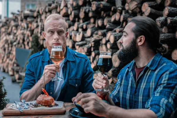 Dos amantes de la cerveza de calidad probando una nueva cerveza artesanal — Foto de Stock
