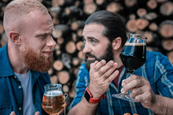 Dva přátelé, komunikovat a přitom některá řemesla pivo — Stock fotografie