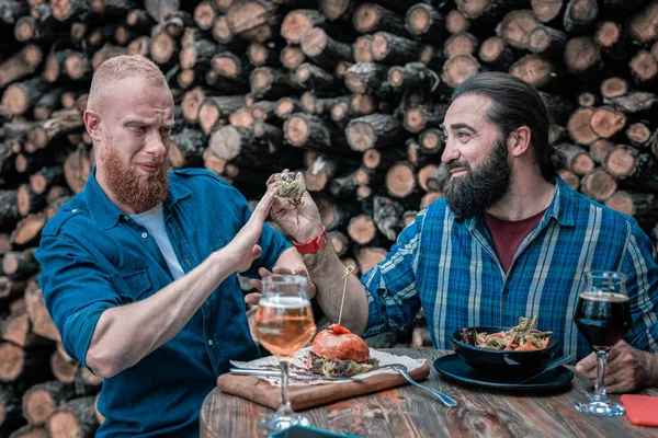 Hombre pelirrojo sintiéndose asqueroso mientras mira la ensalada — Foto de Stock