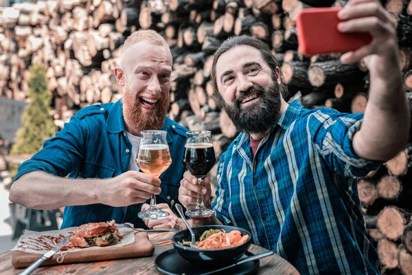 Dois melhores amigos fazendo selfie enquanto bebem cerveja juntos — Fotografia de Stock