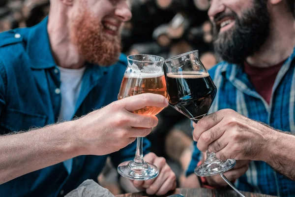 Barbudo maduro irmãos passando fim de semana noite bebendo cerveja — Fotografia de Stock