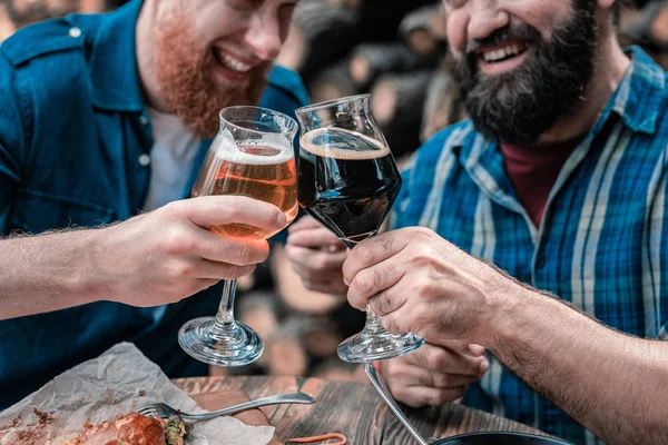 Dos hombres de negocios riendo mientras beben cerveza sabrosa —  Fotos de Stock