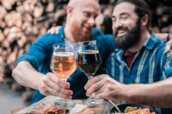 Maduro divertido hombres sosteniendo vasos con artesanía cerveza — Foto de Stock