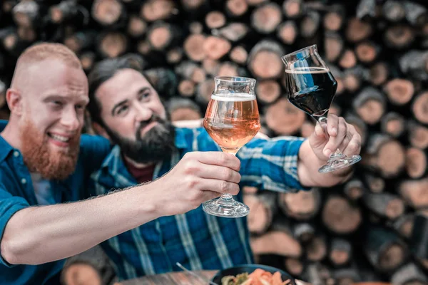 Homens gostam de cerveja tentando alguns gostos novos sentados no pub — Fotografia de Stock