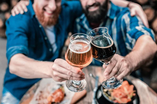 Vue du dessus des verres avec bière artisanale sombre et légère — Photo