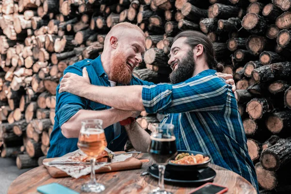 Deux meilleurs amis se sentent heureux tout en passant la soirée ensemble — Photo