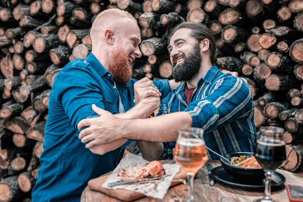 Melhores amigos apertando a mão enquanto se encontram no pub — Fotografia de Stock