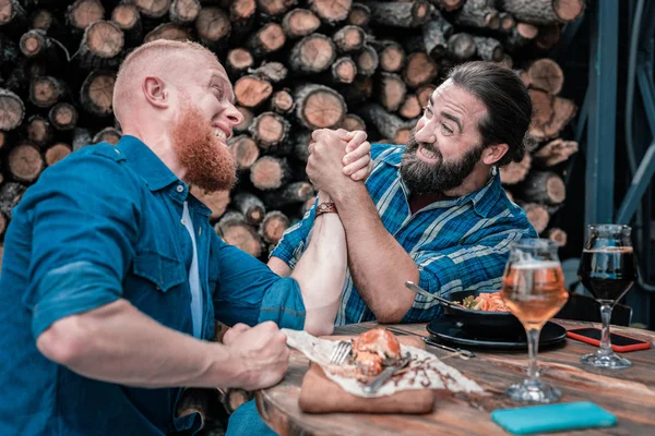 Dois homens maduros se divertindo enquanto bebem cerveja — Fotografia de Stock