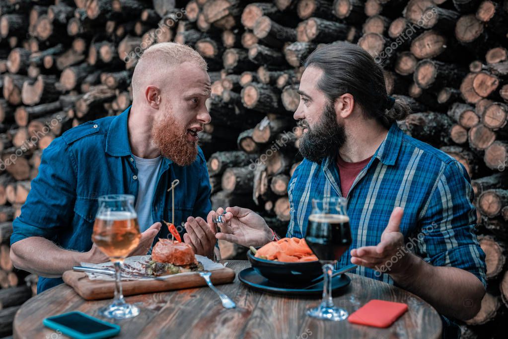 Бородатый мужик жарит сладких шалавин Бородатый мужик жарит сладких шалавин