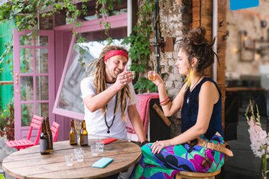 Onun kız arkadaşı ile tekila içmek uzun saçlı hippi adam