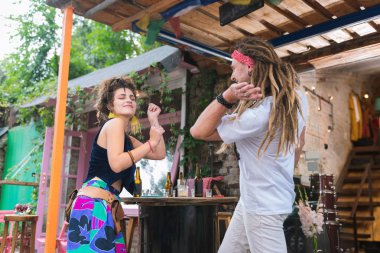 Esmer kadın erkeğini ile dans parlak etek giyiyor