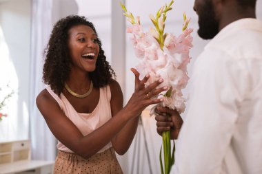 Güzel kadın kocasından çiçek alırken memnun
