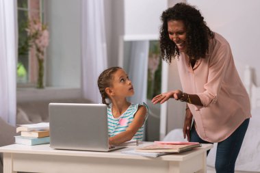 Duygusal kadın laptop işaret