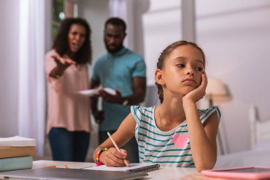 Çok güzel kız defterini yazma