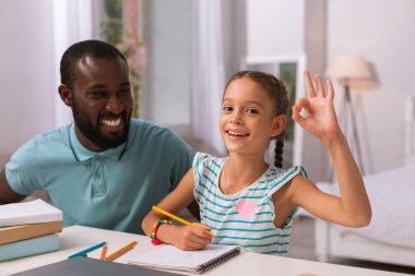 Ok işaret evde gösteren pozitif güzel kız