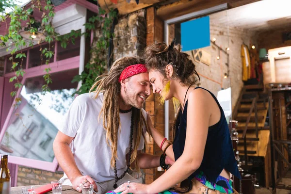 Hippie άνδρα με μακριά μαλλιά που αγκαλιάζει την όμορφη κοπέλα — Φωτογραφία Αρχείου