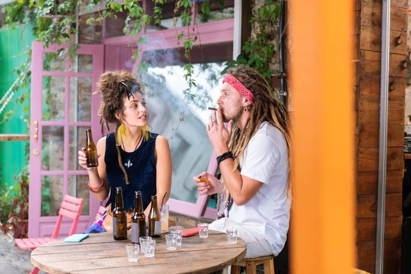 Dva hippies, relaxace na víkendové kouření doutníků a pití — Stock fotografie