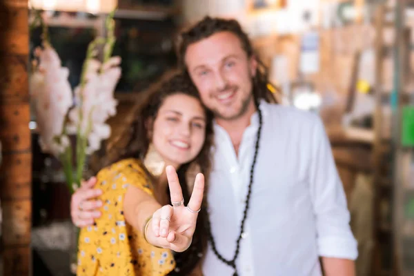 Feliz radiante mulher encaracolado mostrando sinal de paz — Fotografia de Stock