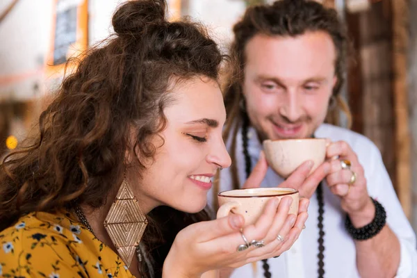 Lockig attraktive Frau riecht Geschmack von schönem Tee — Stockfoto