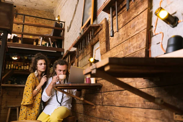 Due proprietari di un piccolo pub che bevono del tè e lavorano insieme — Foto Stock
