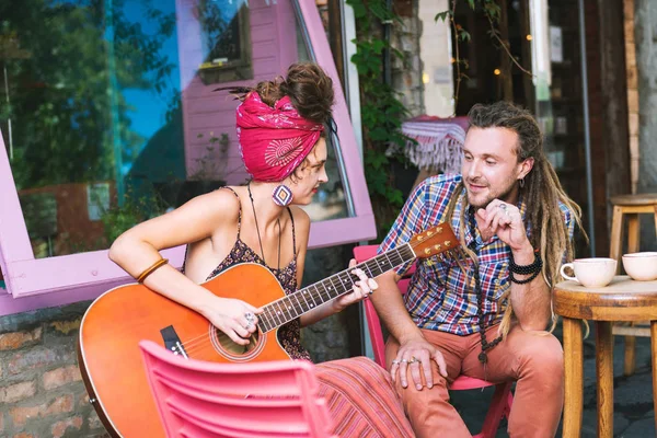 Duas crianças flor criativa vestindo acessórios amando música — Fotografia de Stock