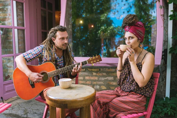 Stijlvolle hippie vrouw zitten in cafe met haar vriendje — Stockfoto