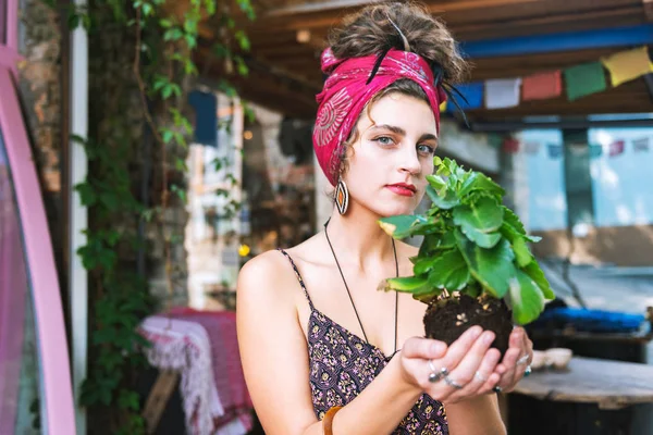 Экологически чистая женщина, заботящаяся о зеленом растении — стоковое фото