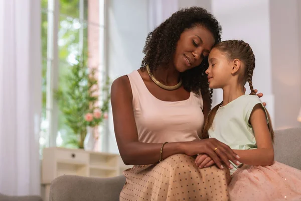 Aangename zorgzame moeder met haar dochter — Stockfoto