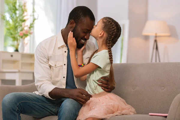 Mooi mooi meisje kuste haar vader thuis — Stockfoto