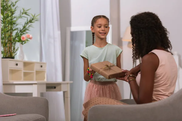 Aangename schattig klein meisje geven een cadeautje — Stockfoto