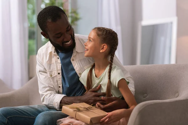 Gelukkig vreugdevolle man zitten met zijn dochter — Stockfoto