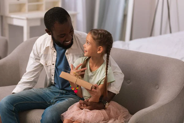 Positive süße kleine Mädchen erhalten ein Geschenk — Stockfoto