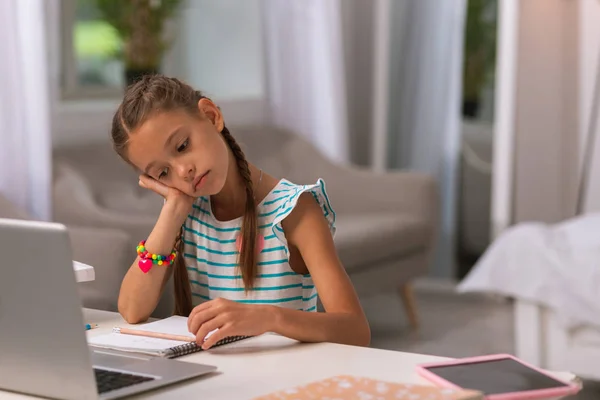 Triste infelice ragazza guardando il copybook — Foto Stock