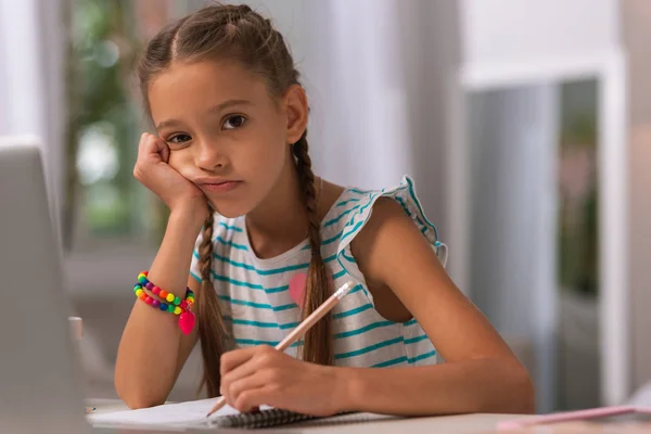 Triste bella bambina con una matita in mano — Foto Stock