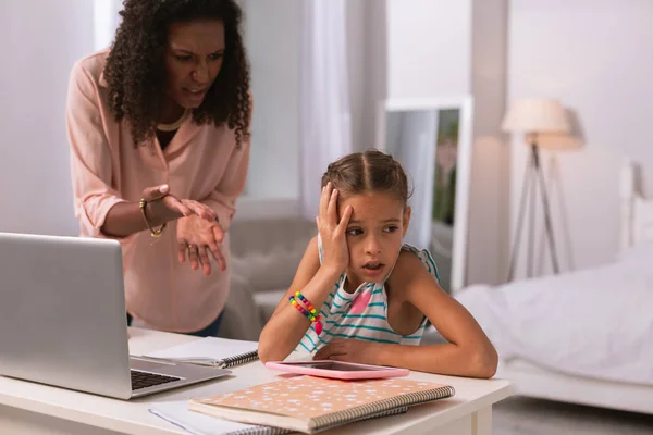 Schönes unglückliches Mädchen, das sich von seiner Mutter abwendet — Stockfoto