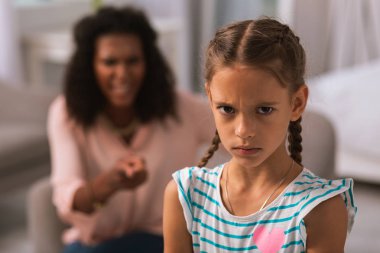 Evde bakıyorsun ponponsuz sevimli kız