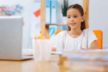 Bir ışık rahat oda içinde oturan güzel şirin kız