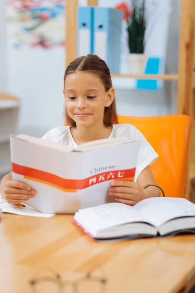 Nettes nettes Mädchen liest ein interessantes Buch — Stockfoto