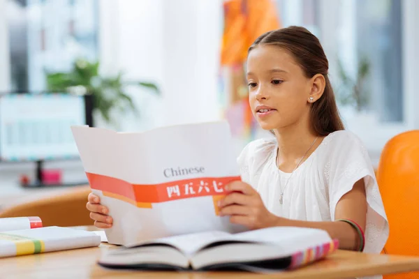 Uppmärksamma barn läser en berättelse i en bok — Stockfoto