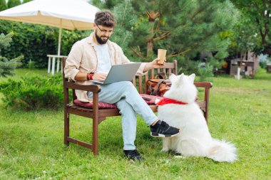 Kahve içme ve çalışkan esmer serbest meslek