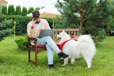 Bankta oturan ve görüþmesi moda işadamı