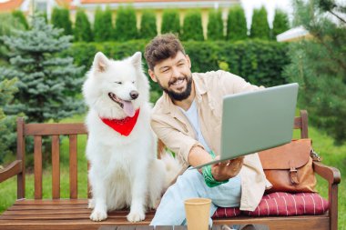 Beyaz onu onun yolu ile fotoğraf makinesi gösterilen husky mutlu sahibi
