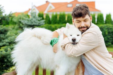 Yakışıklı adam ve beyaz husky zevk tazelik yaz gün