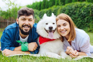 Mutlu aile Park husky ile onların hafta sonu harcama