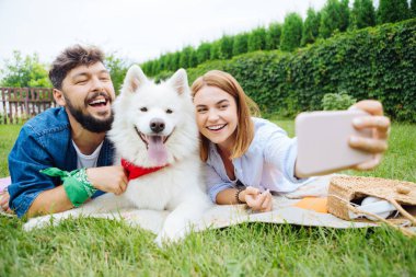Sevgili ile fotoğraf ve evde beslenen hayvan yapma onun bej telefon tutarak karısı