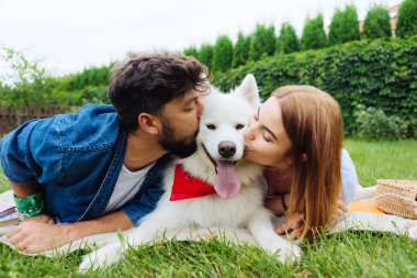 Kabarık husky onu yakışıklı sahipleri arasında yalan beyaz