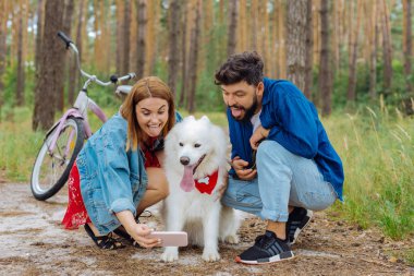 Şirin çift fotoğraf birlikte yaparken komik surat