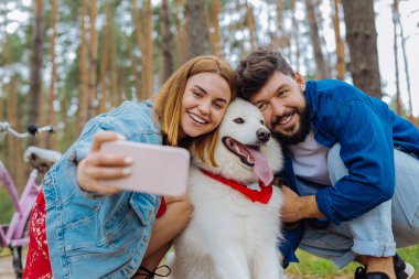 Beyaz köpek kara gözlü onun mülkiyet ile fotoğraf için poz