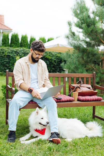 Ciemnowłosa freelancer zajęty, praca, siedząc na swoim podwórku domu — Zdjęcie stockowe