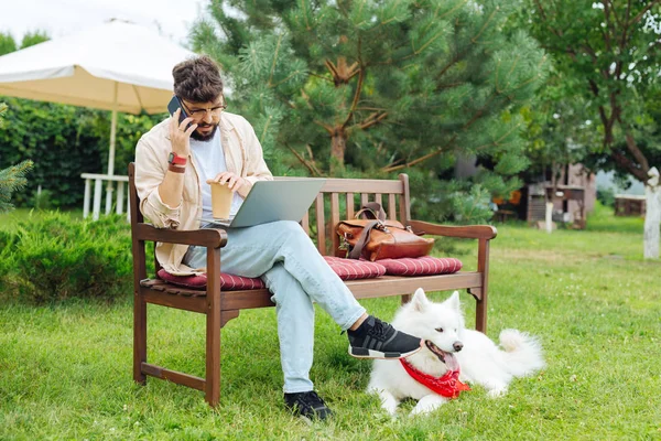 Freelancer, podczas spaceru z psem do picia kawa na wynos — Zdjęcie stockowe